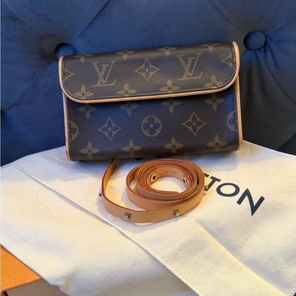 🔥Louis Vuitton Monogram Pochette Florentine date code FL0083 full inclusion🔥 - Picture 1 of 17